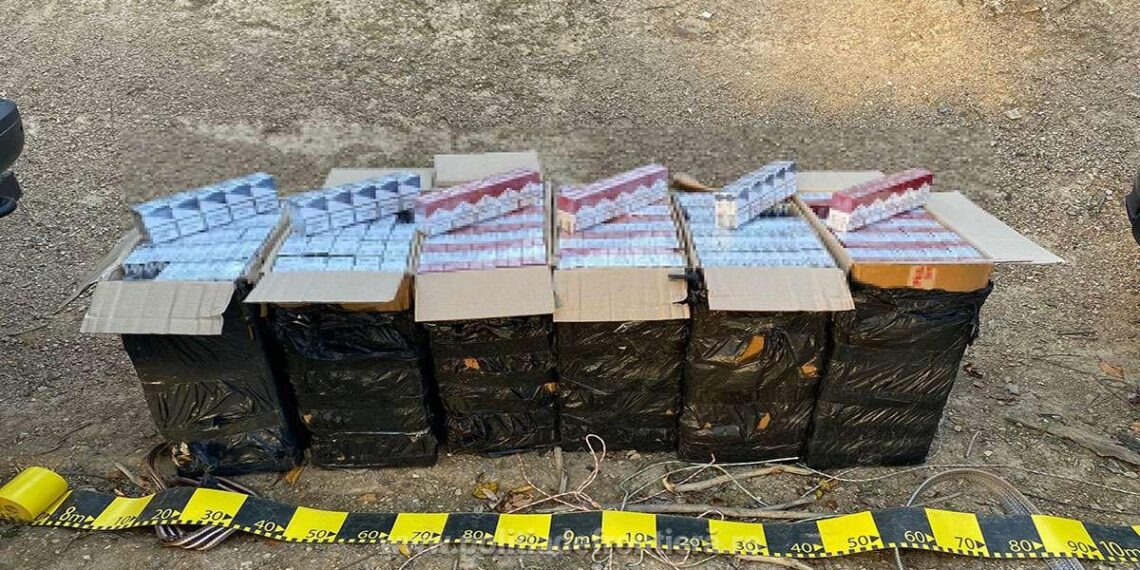 FOTO Polițiștii de frontieră din Brodina au observat trei cărăuși de țigări în apropierea frontierei de stat cu Ucraina. Indivizii au abandonat coletele cu țigări de contrabandă în valoare de circa 35.000 de lei și au luat-o la fugă