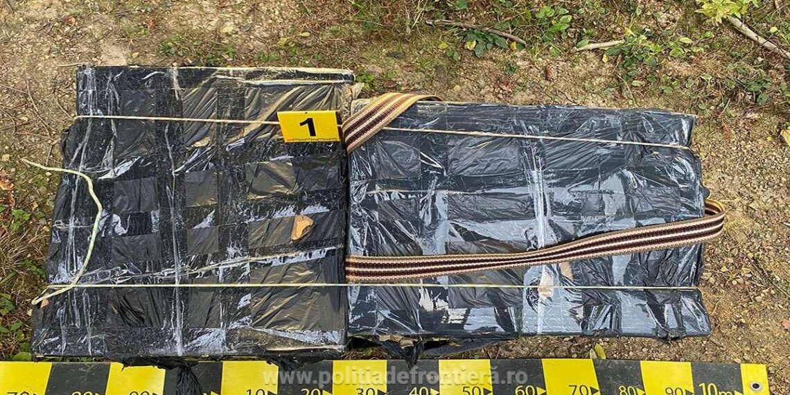 FOTO Polițiștii de frontieră din Brodina au observat trei cărăuși de țigări în apropierea frontierei de stat cu Ucraina. Indivizii au abandonat coletele cu țigări de contrabandă în valoare de circa 35.000 de lei și au luat-o la fugă