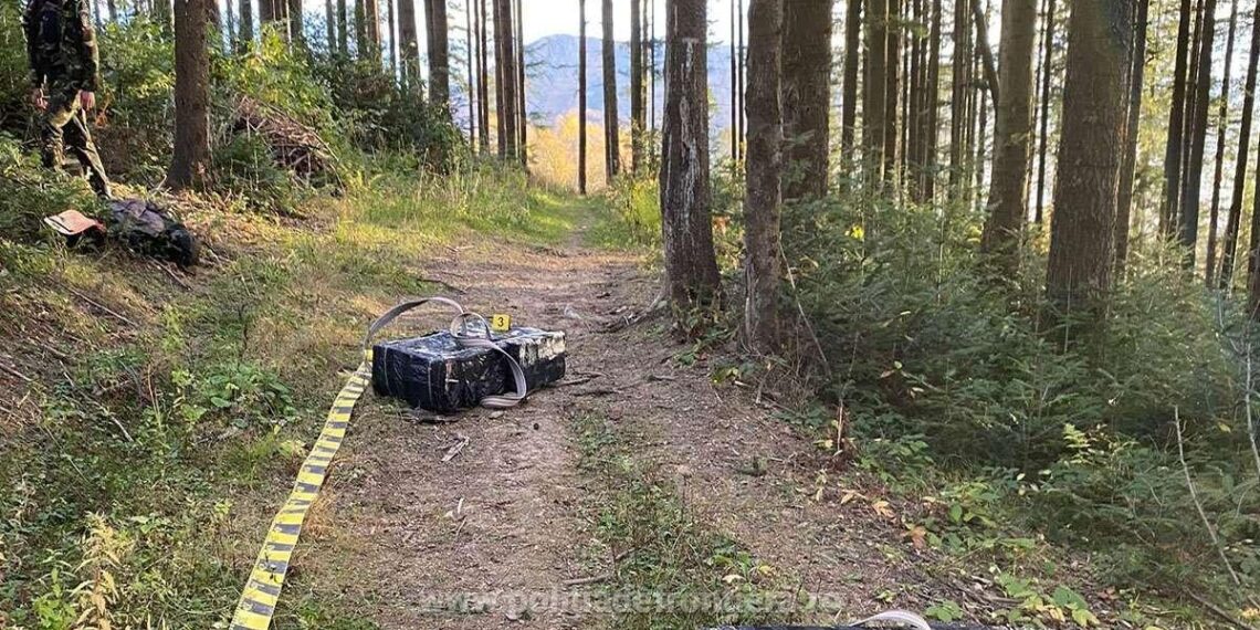 FOTO Polițiștii de frontieră din Brodina au observat trei cărăuși de țigări în apropierea frontierei de stat cu Ucraina. Indivizii au abandonat coletele cu țigări de contrabandă în valoare de circa 35.000 de lei și au luat-o la fugă