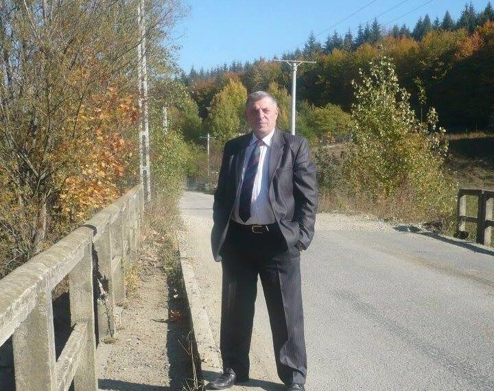 Escrocul din Sucevița, care a înșelat mai multe persoane dându-se avocat, a fost condamnat la patru ani de închisoare. Acesta trebuie să le plătească victimelor daune materiale în valoare totală de peste 25.000 de lei