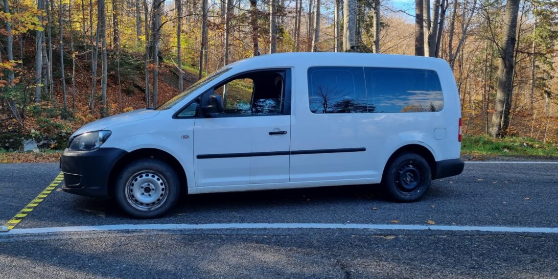 VIDEO Urmărire cu focuri de armă, pe raza localității Sucevița, după un individ beat și fără permis, care a furat o mașină