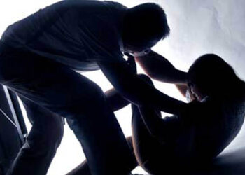 Despărțire cu focuri de armă, în Slatina. Luptătorii SAS și jandarmii l-au săltat pe un sălbatic pitit în podul locuinței, după ce acesta și-a imobilizat concubina de față cu polițiștii și i-a atacat pe oamenii legii cu o furcă
