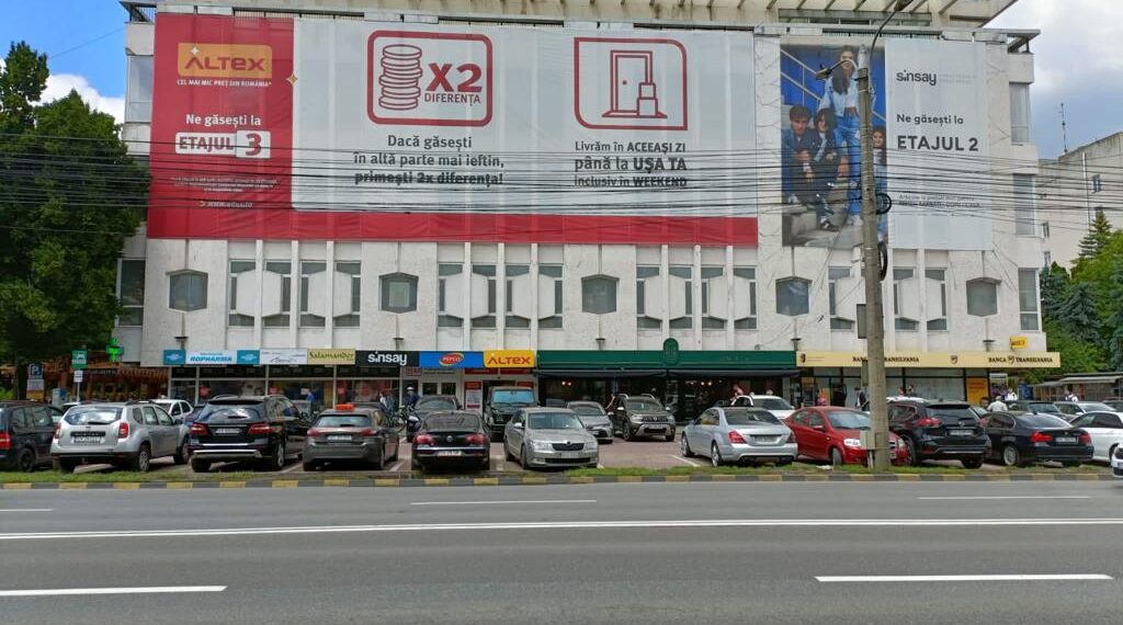 O fălticeneancă de 19 ani a ajuns la spital, după ce a căzut de pe o trotinetă electrică în parcarea complexului comercial ”Bucovina”, din Suceava