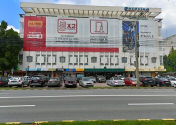 O fălticeneancă de 19 ani a ajuns la spital, după ce a căzut de pe o trotinetă electrică în parcarea complexului comercial ”Bucovina”, din Suceava
