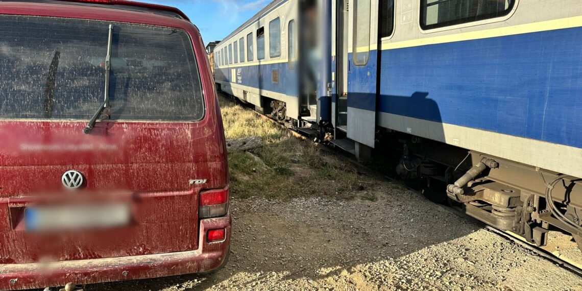 FOTO Un autoturism a fost acroșat de trenul Suceava-Putna, pe raza municipiului Rădăuți