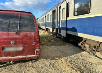 FOTO Un autoturism a fost acroșat de trenul Suceava-Putna, pe raza municipiului Rădăuți