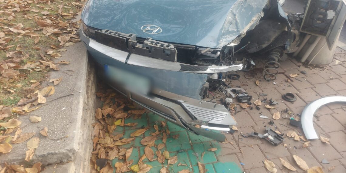 FOTO Un autoturism s-a izbit puternic într-un stâlp din cartierul Burdujeni. O persoană a fost rănită