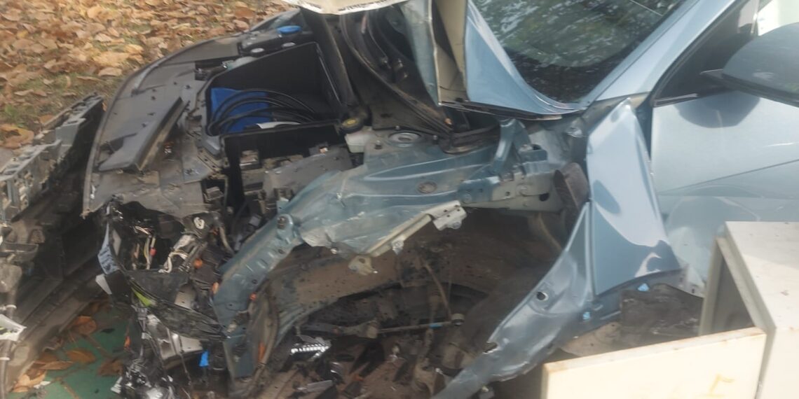 FOTO Un autoturism s-a izbit puternic într-un stâlp din cartierul Burdujeni. O persoană a fost rănită