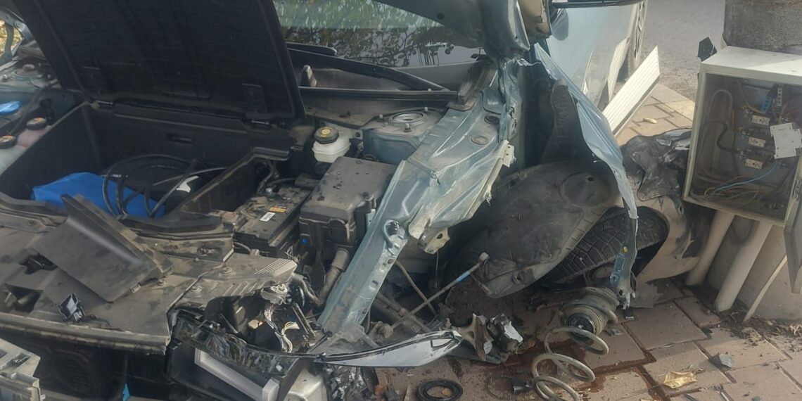 FOTO Un autoturism s-a izbit puternic într-un stâlp din cartierul Burdujeni. O persoană a fost rănită