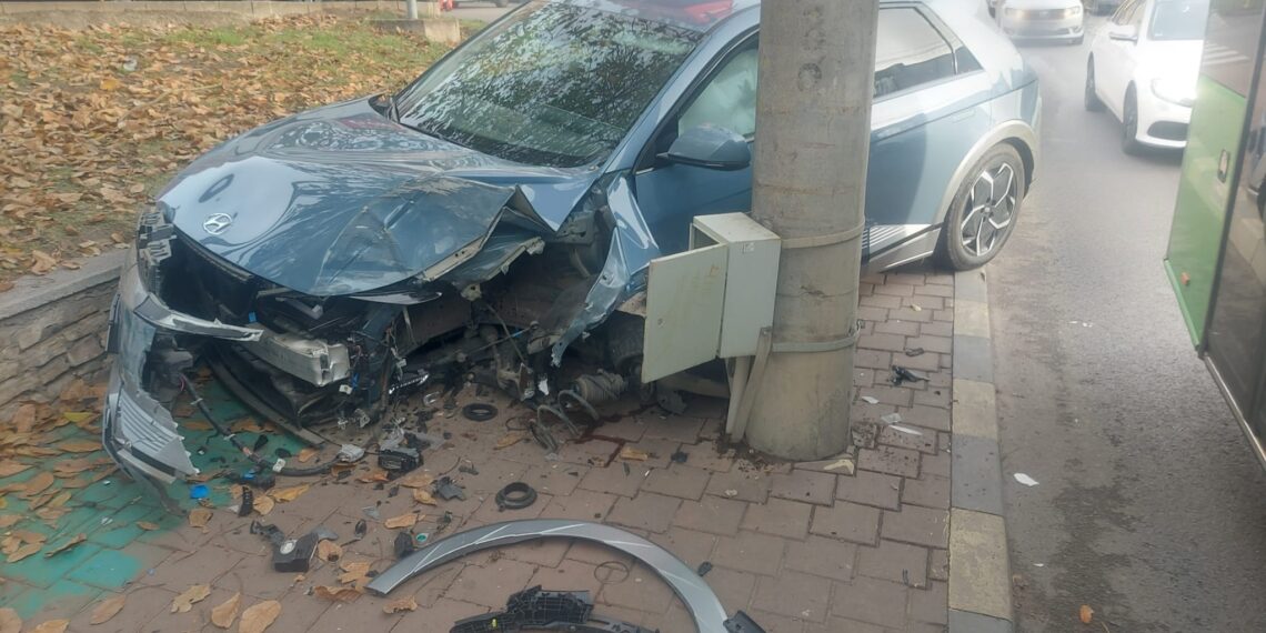 FOTO Un autoturism s-a izbit puternic într-un stâlp din cartierul Burdujeni. O persoană a fost rănită