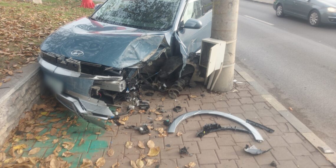 FOTO Un autoturism s-a izbit puternic într-un stâlp din cartierul Burdujeni. O persoană a fost rănită