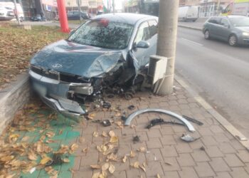 FOTO Un autoturism s-a izbit puternic într-un stâlp din cartierul Burdujeni. O persoană a fost rănită
