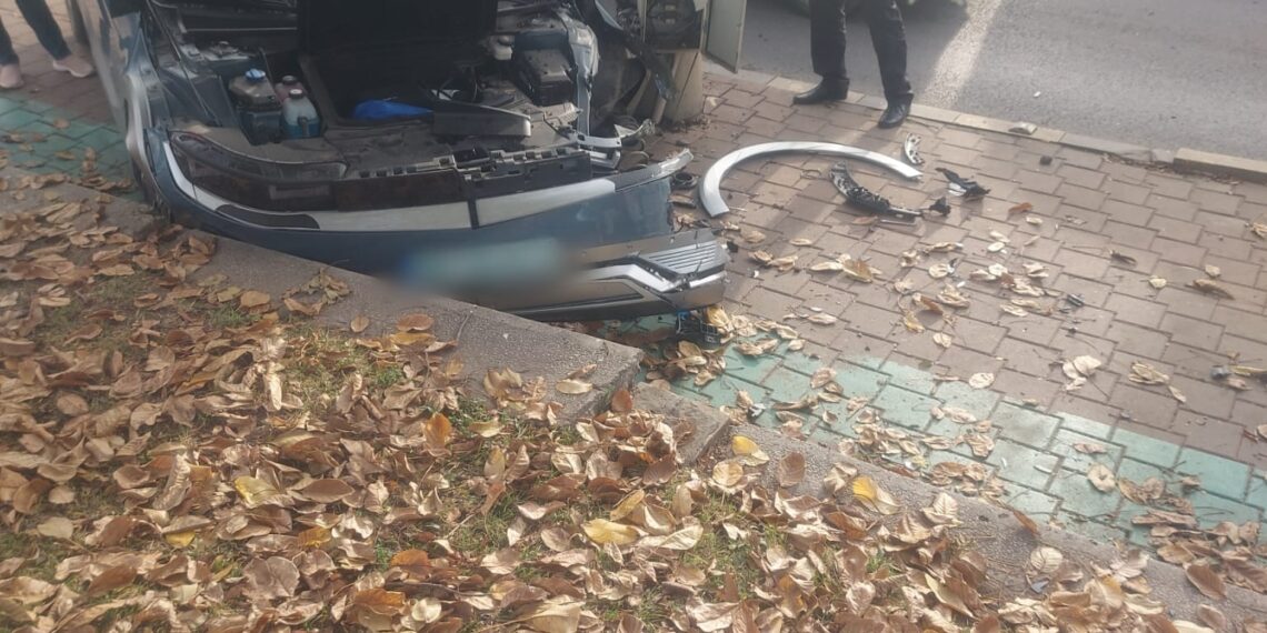 FOTO Un autoturism s-a izbit puternic într-un stâlp din cartierul Burdujeni. O persoană a fost rănită