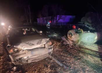 FOTO Un șofer a ajuns la spital, după ce s-a izbit cu mașina într-un copac căzut pe un drum din localitatea Clit. Arborele a fost pus la pământ de vântul puternic