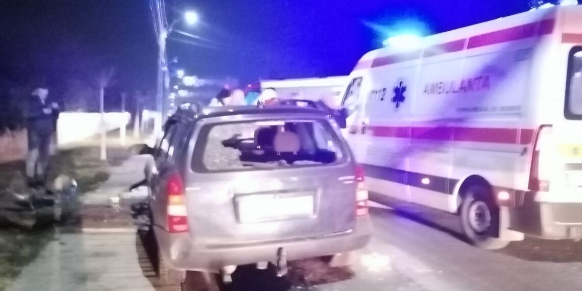 FOTO Accident rutier pe raza localității Dumbrăveni. Două persoane au fost transportate la spital