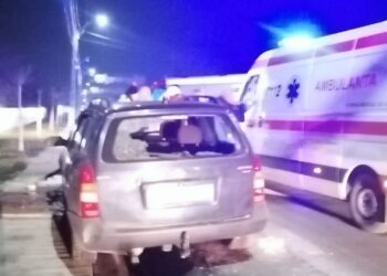 FOTO Accident rutier pe raza localității Dumbrăveni. Două persoane au fost transportate la spital