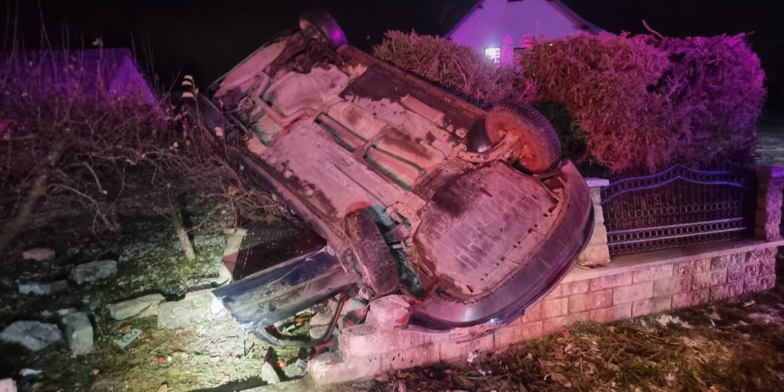 FOTO Un autoturism s-a răsturnat pe raza localității Frătăuții Vechi. Două persoane au fost transportate la spital