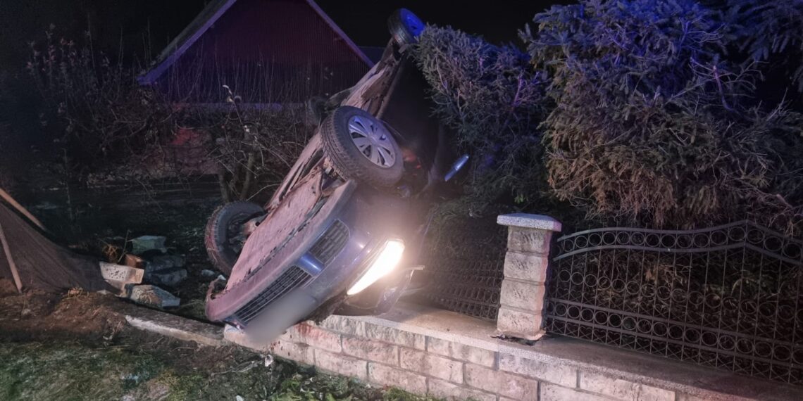 FOTO Un autoturism s-a răsturnat pe raza localității Frătăuții Vechi. Două persoane au fost transportate la spital