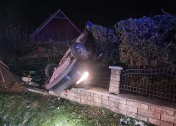 FOTO Un autoturism s-a răsturnat pe raza localității Frătăuții Vechi. Două persoane au fost transportate la spital