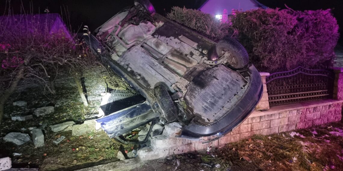 FOTO Un autoturism s-a răsturnat pe raza localității Frătăuții Vechi. Două persoane au fost transportate la spital