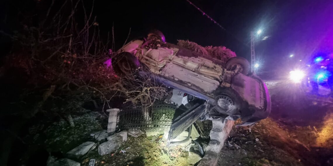 FOTO Un autoturism s-a răsturnat pe raza localității Frătăuții Vechi. Două persoane au fost transportate la spital