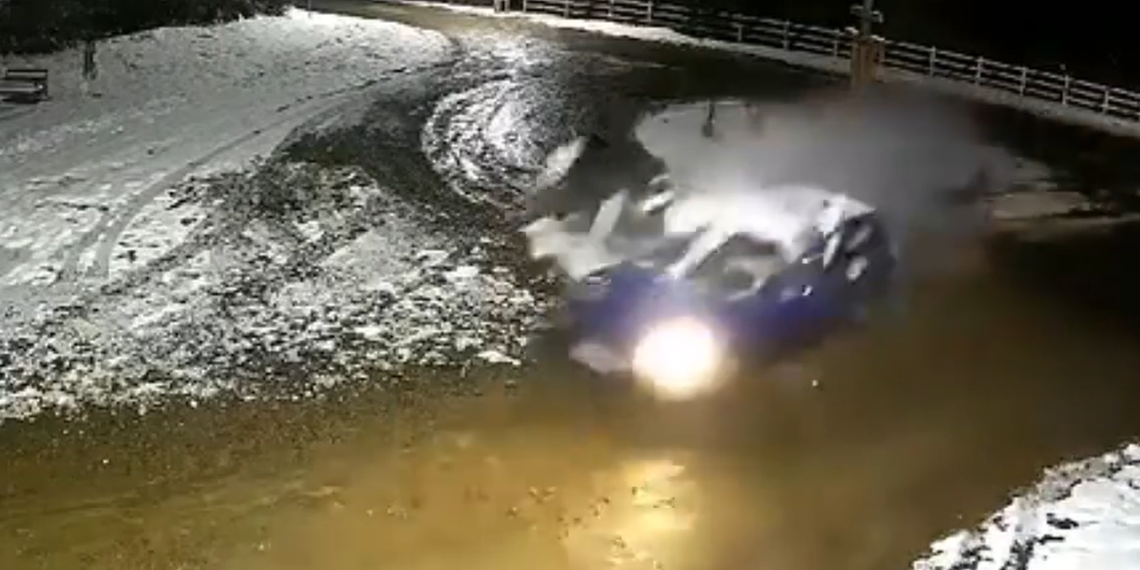 VIDEO Fernando, un adolescent de 17 ani, a făcut-o de oaie, după ce i-a furat mașina mamei sale din curte. Acesta a distrus autoturismul, izbindu-se într-o troiță din Mitocu Dragomirnei