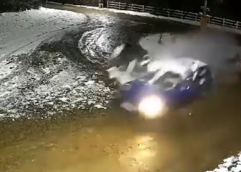 VIDEO Fernando, un adolescent de 17 ani, a făcut-o de oaie, după ce i-a furat mașina mamei sale din curte. Acesta a distrus autoturismul, izbindu-se într-o troiță din Mitocu Dragomirnei