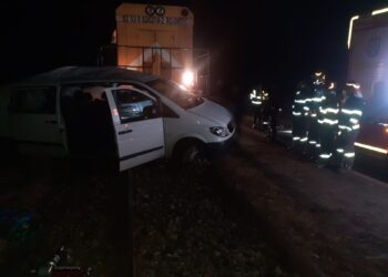 FOTO Coliziune între un tren și o autoutilitară, pe raza municipiului Rădăuți. O persoană a fost găsită în stare de inconștiență