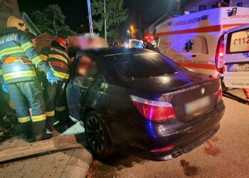 FOTO Un BMW s-a oprit în peretele unei locuințe din Rădăuți. O copilă de 14 ani a fost găsită încarcerată între fiarele contorsionate ale mașinii