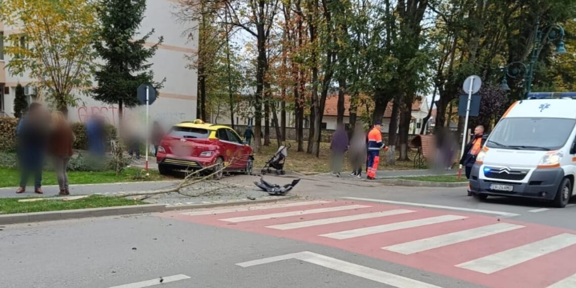 FOTO Mamă cu copil în căruț, loviți de o mașină, în urma coliziunii dintre două autoturisme pe o stradă din Rădăuți. Victimele se aflau pe trotuar