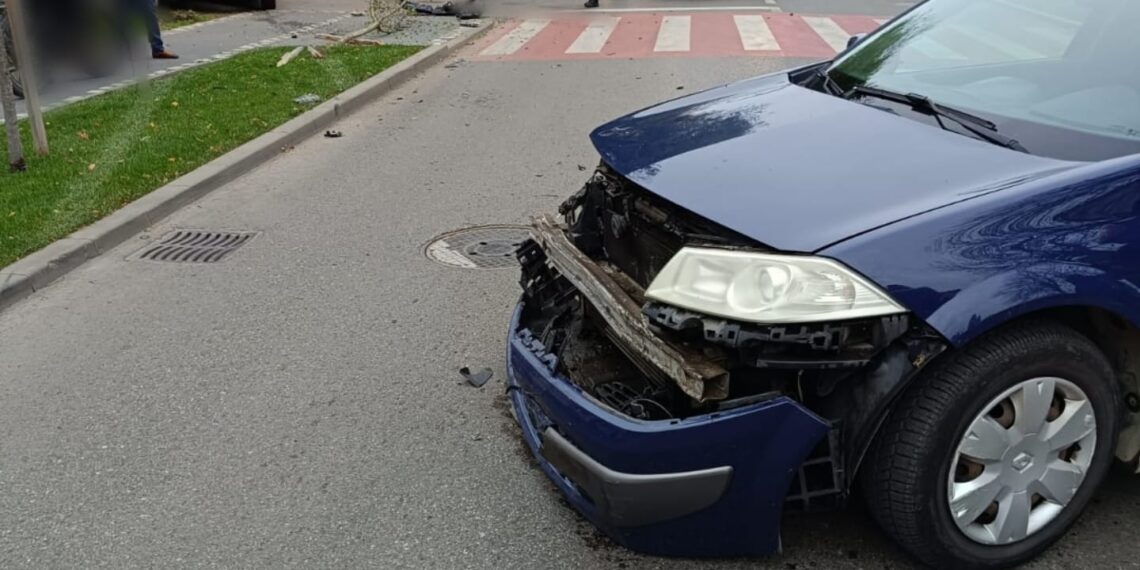 FOTO Mamă cu copil în căruț, loviți de o mașină, în urma coliziunii dintre două autoturisme pe o stradă din Rădăuți. Victimele se aflau pe trotuar