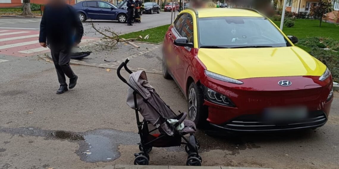 FOTO Mamă cu copil în căruț, loviți de o mașină, în urma coliziunii dintre două autoturisme pe o stradă din Rădăuți. Victimele se aflau pe trotuar