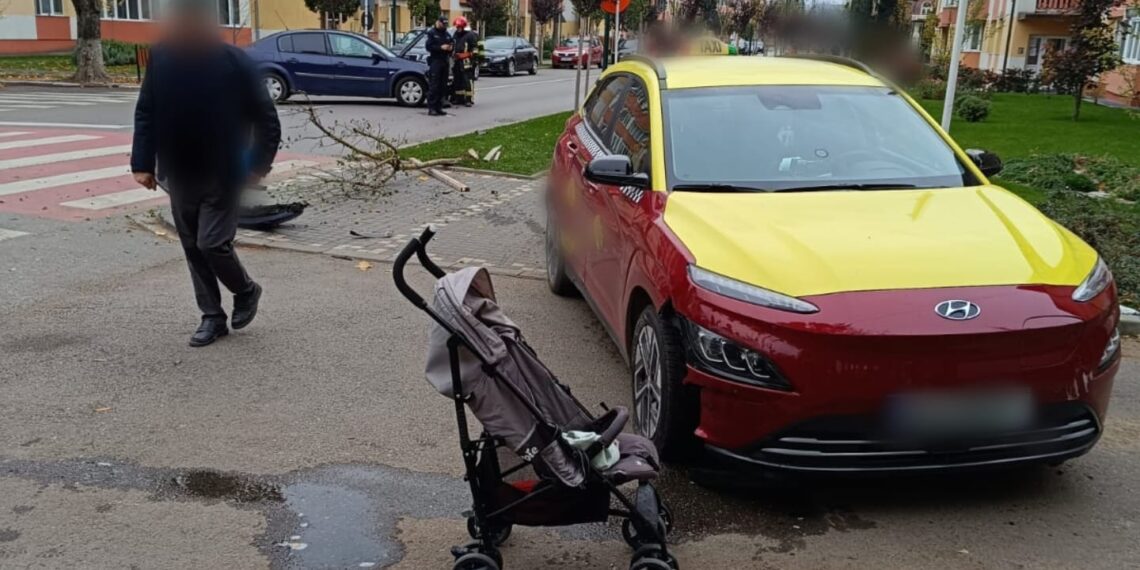 FOTO Mamă cu copil în căruț, loviți de o mașină, în urma coliziunii dintre două autoturisme pe o stradă din Rădăuți. Victimele se aflau pe trotuar