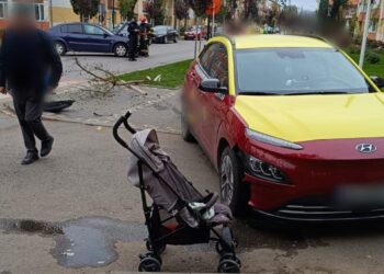 FOTO Mamă cu copil în căruț, loviți de o mașină, în urma coliziunii dintre două autoturisme pe o stradă din Rădăuți. Victimele se aflau pe trotuar