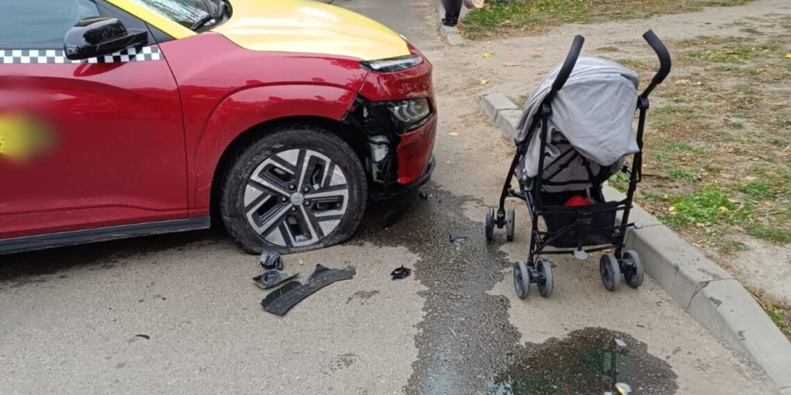 FOTO Mamă cu copil în căruț, loviți de o mașină, în urma coliziunii dintre două autoturisme pe o stradă din Rădăuți. Victimele se aflau pe trotuar