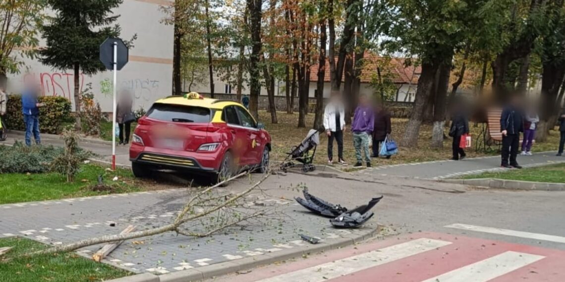FOTO Mamă cu copil în căruț, loviți de o mașină, în urma coliziunii dintre două autoturisme pe o stradă din Rădăuți. Victimele se aflau pe trotuar