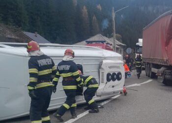 FOTO Accident rutier între un microbuz și un camion, pe raza localității Valea Putnei. A fost activat Planul Roșu de Intervenție