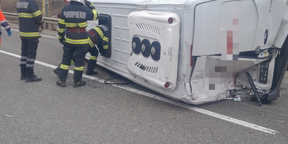FOTO Accident rutier între un microbuz și un camion, pe raza localității Valea Putnei. A fost activat Planul Roșu de Intervenție