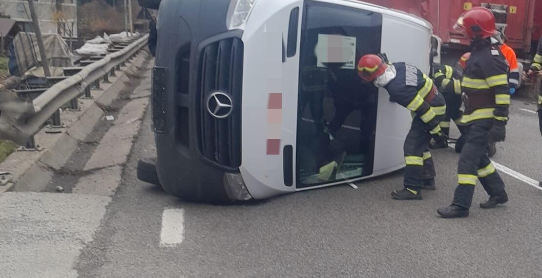 FOTO Accident rutier între un microbuz și un camion, pe raza localității Valea Putnei. A fost activat Planul Roșu de Intervenție