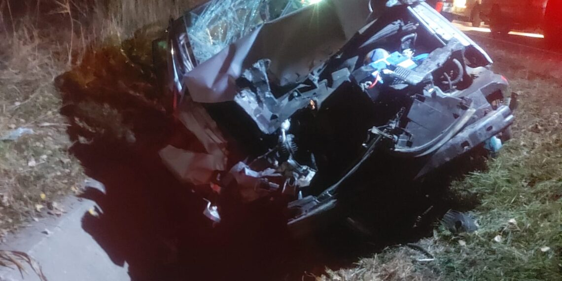 FOTO Accident rutier în apropiere de ”Zidul Morții”. Două autoturisme și un utilaj agricol au fost implicate în evenimentul rutier. Trei persoane au fost transportate la spital