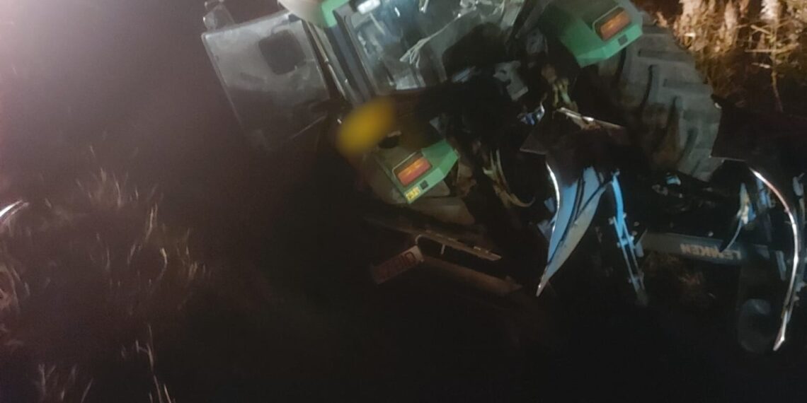 FOTO Accident rutier în apropiere de ”Zidul Morții”. Două autoturisme și un utilaj agricol au fost implicate în evenimentul rutier. Trei persoane au fost transportate la spital