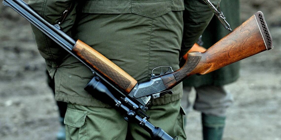 Un mecanic auto din Vicovu de Jos a fost condamnat la închisoare cu executare, după ce a tras cu o armă letală în curtea unui vecin. Inculpatul deține legal mai multe arme letale