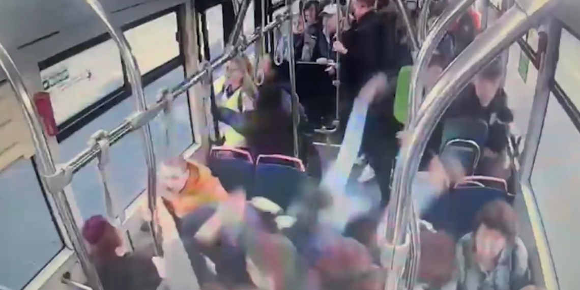 VIDEO Mai mulți călători dintr-un autobuz TPL Suceava au fost puși la pământ în timpul deplasării, din cauza șoferului unui autoturism cu numere de Botoșani