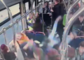 VIDEO Mai mulți călători dintr-un autobuz TPL Suceava au fost puși la pământ în timpul deplasării, din cauza șoferului unui autoturism cu numere de Botoșani