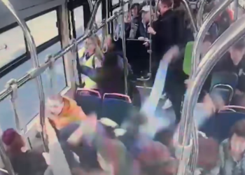VIDEO Mai mulți călători dintr-un autobuz TPL Suceava au fost puși la pământ în timpul deplasării, din cauza șoferului unui autoturism cu numere de Botoșani