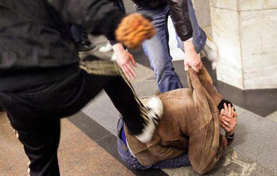 Un bărbat a fost bătut de fratele său și de tatăl lor, după ce s-au certat pe seama anulării unui contract de întreținere a bunicii victimei. Agresorii au fost condamnați la câte o amendă de 4.000 de lei