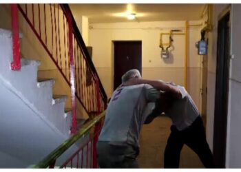Un bătrân de 73 de ani l-a luat la palme pe un vecin, în scara unui bloc din Rădăuți