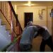 Un bătrân de 73 de ani l-a luat la palme pe un vecin, în scara unui bloc din Rădăuți