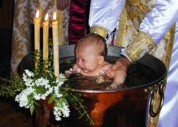ÎPS Calinic, pregătit să-l ia la rost pe un preot care ar fi afundat un copil sănătos doar până la brâu, în timpul botezului: ”Preotul nu a afundat-o complet, doar până la brâu, și nici măcar nu a stropit-o pe cap”
