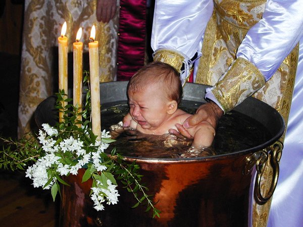 ÎPS Calinic, pregătit să-l ia la rost pe un preot care ar fi afundat un copil sănătos doar până la brâu, în timpul botezului: ”Preotul nu a afundat-o complet, doar până la brâu, și nici măcar nu a stropit-o pe cap”
